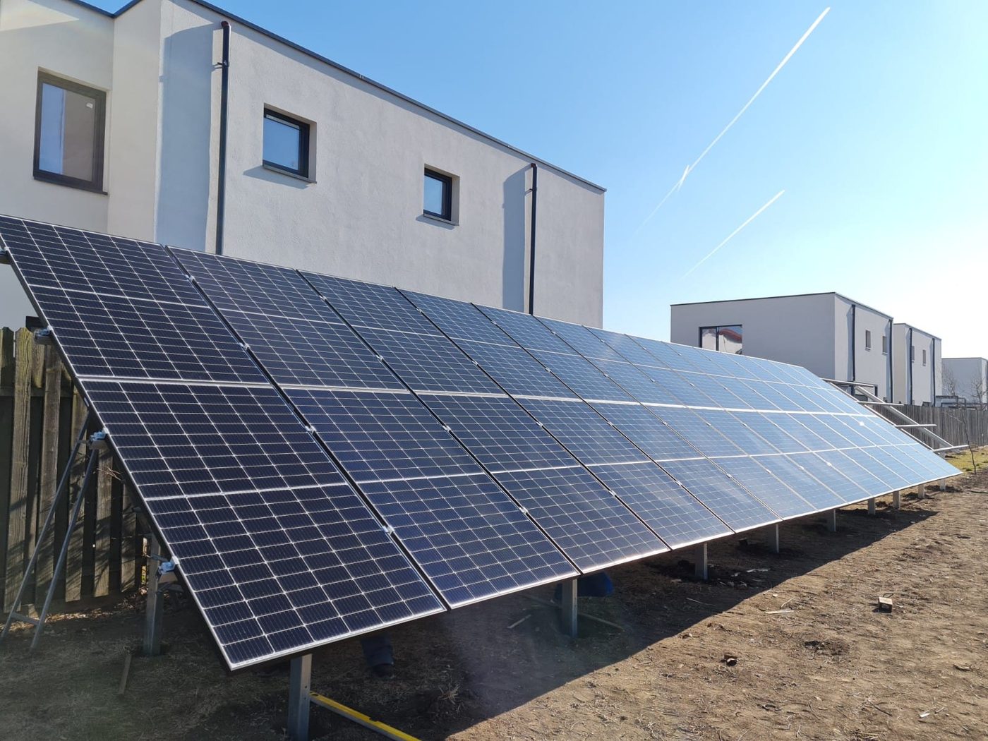Sistem fotovoltaic 10 kW montat la sol lângă locuințe