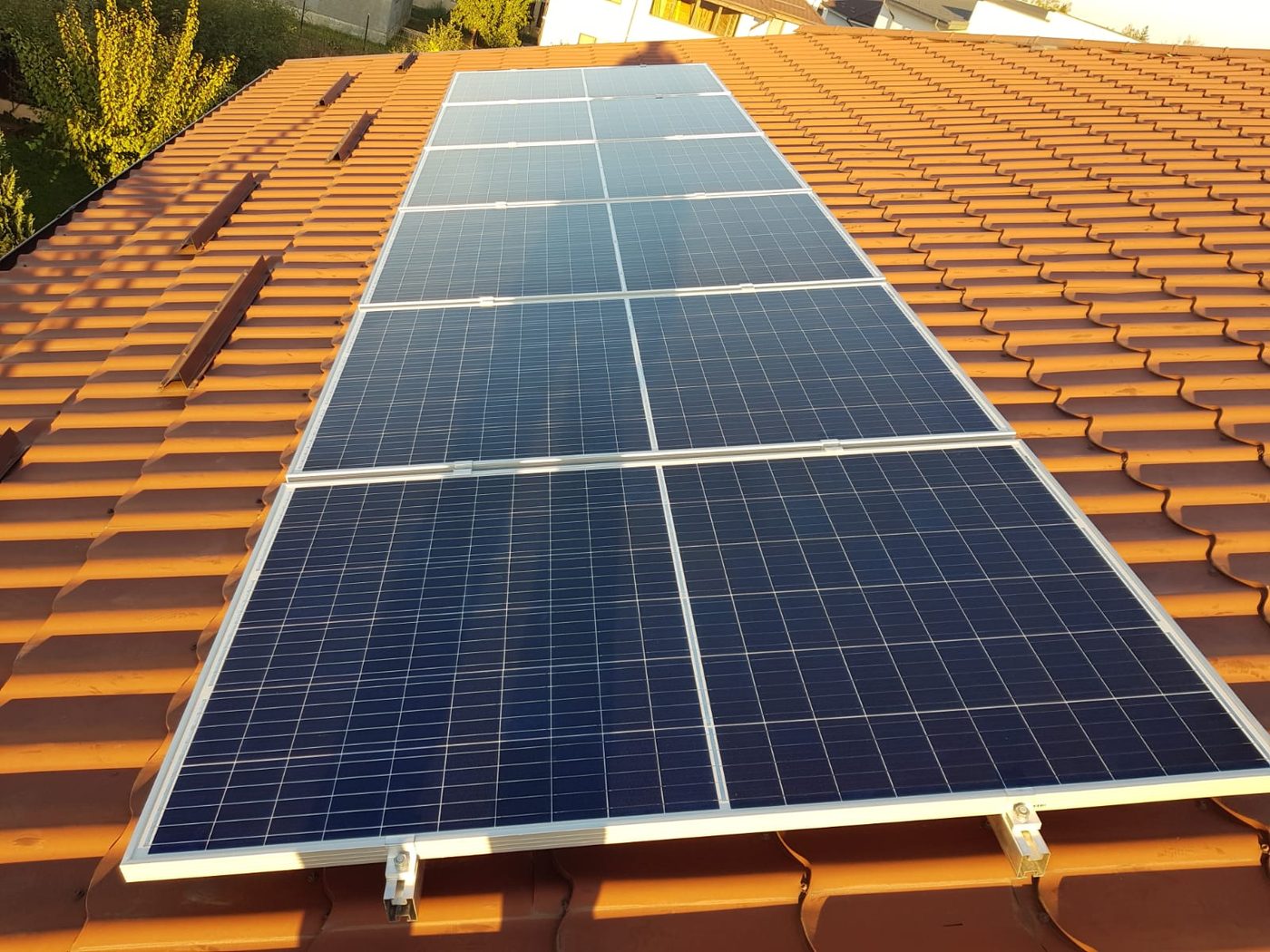 Opt panouri fotovoltaice montate pe acoperiș de țiglă ceramică