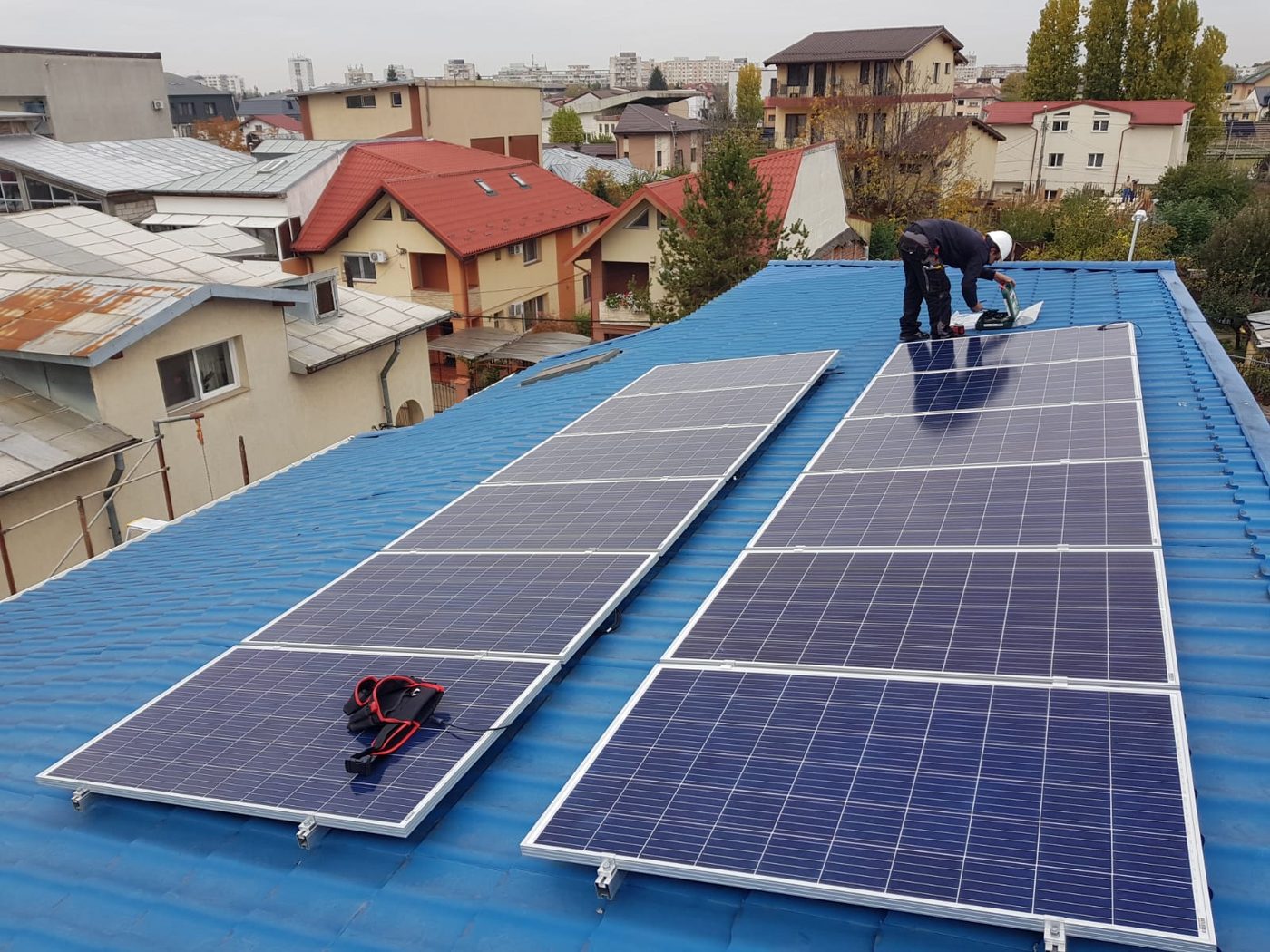 Panouri solare pe acoperiș metalic albastru