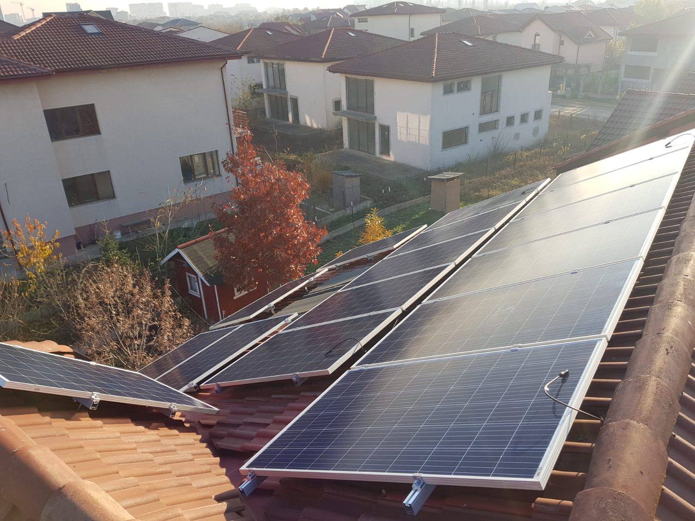 Instalație fotovoltaică pe acoperiș, într-un cartier rezidențial