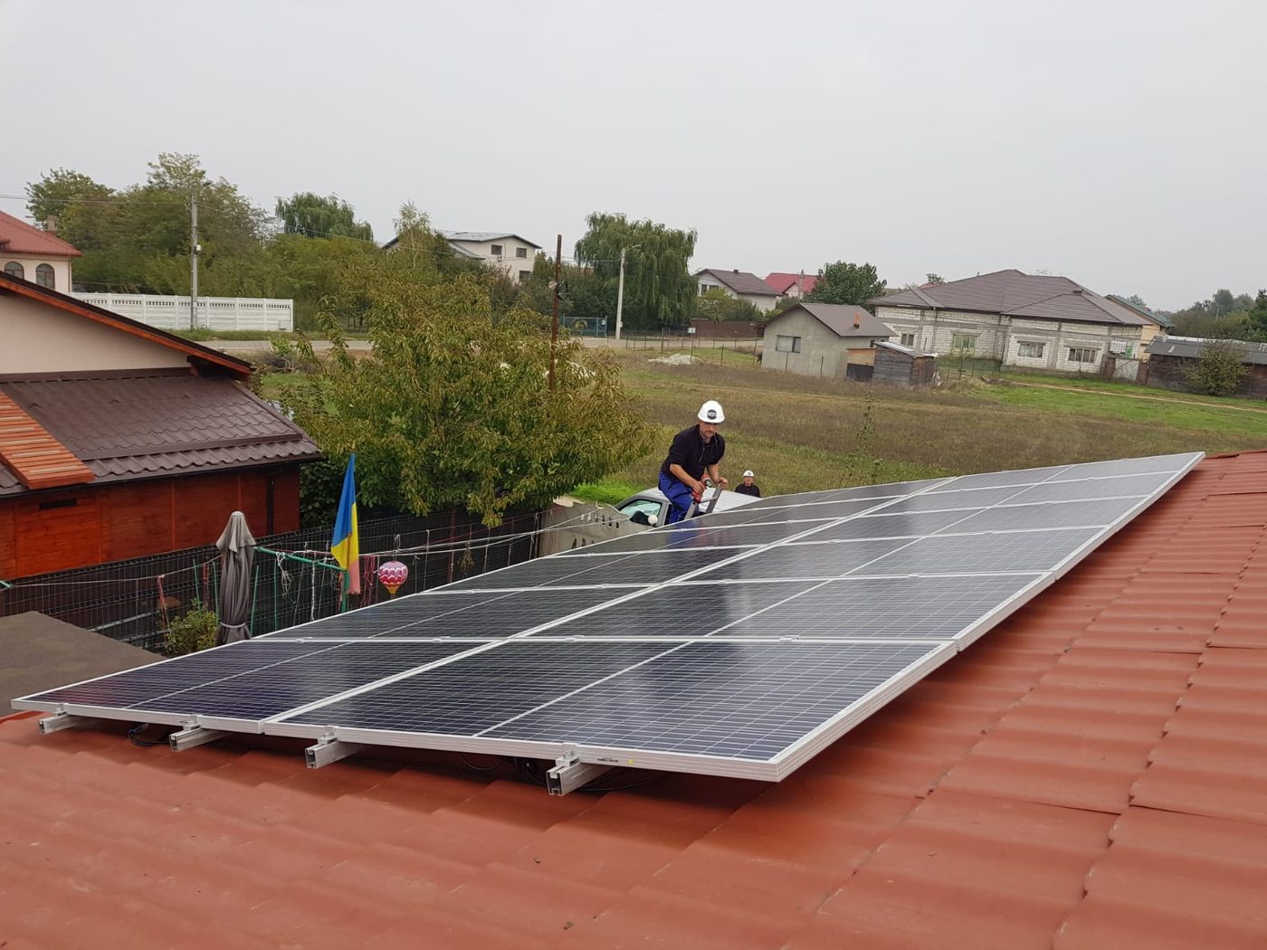 Echipă GRD montând panouri pe un acoperiș rezidențial